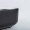 Mesa de lavabo con diseño simple y estilizado en blanco y negro