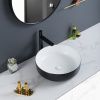 Lavabo de cerámica en blanco y negro con líneas de contorno limpias y suaves